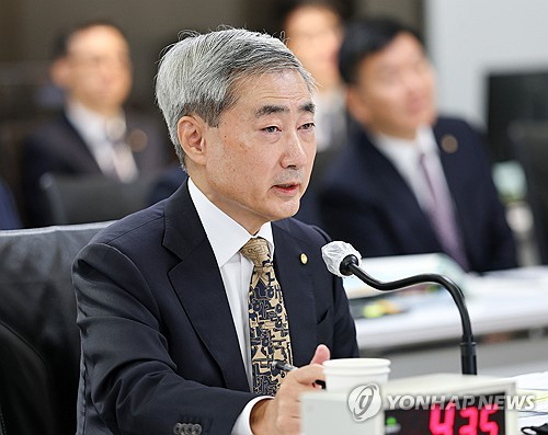 12일 서울 중구 한국은행에서 열린 국회 재정경제기획위원회 국정감사에서 신현송 한국은행 총재가 의원 질의에 답하고 있다. 연합뉴스