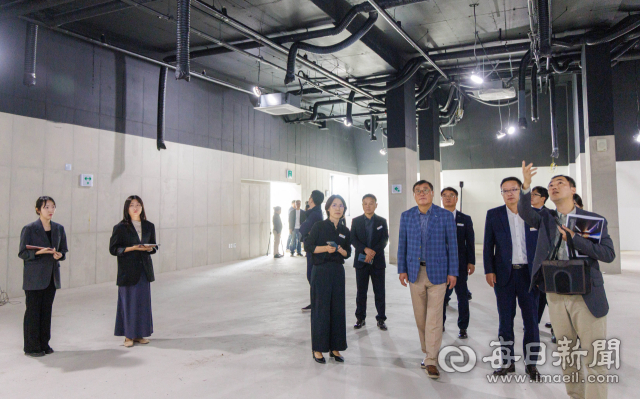 12일 합천운석충돌구 거점센터 내부 전시공간에서 김윤철 군수와 참석자들이 전시물 설치에 앞선 현장점검을 하고 있다. 합천군 제공
