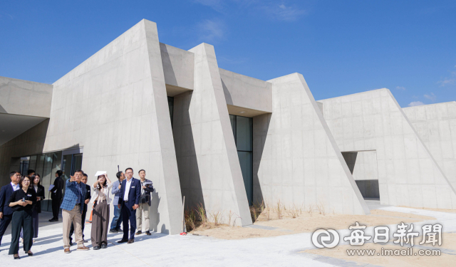 지상 1층, 연면적 961㎡ 규모로 건립 중인 합천운석충돌구 거점센터의 콘크리트 외관을 참석자들이 둘러보고 있다. 합천군 제공