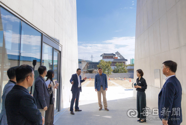 합천군이 12일 합천운석충돌구 거점센터 건립 현장에서 전시설계 및 전시물 제작·설치용역 중간보고회와 2차 자문회의를 열었다. 합천군 제공