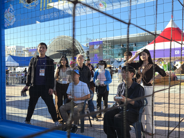 안동국제탈춤페스티벌을 찾은 관광객들이 남녀노소, 국적을 불문하고 안동시 토지정보과 공간정보팀에서 운영한 
