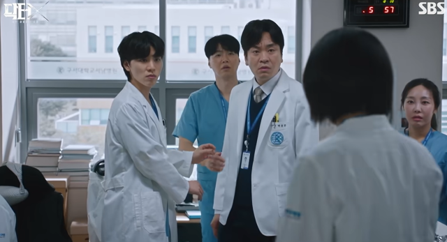 계수정의 독설에 의사들이 당황하는 장면. SBS 유튜브 캡처