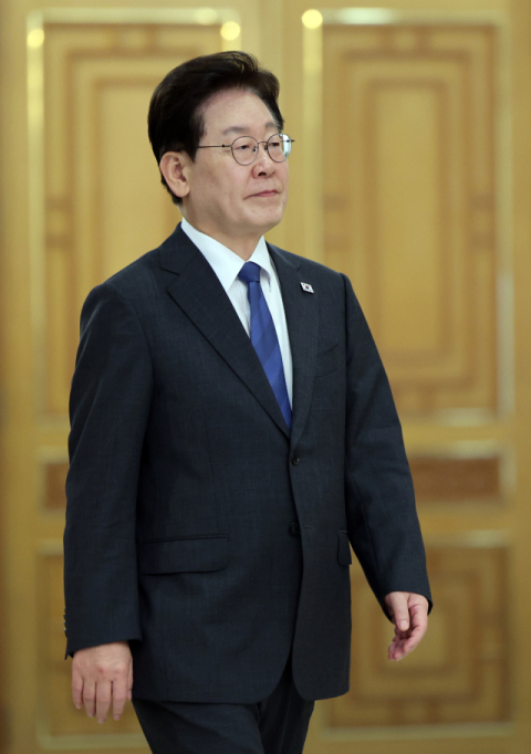 이재명 대통령이 12일 청와대에서 열린 주한대사 신임장 제정식에 입장하고 있다. 연합뉴스