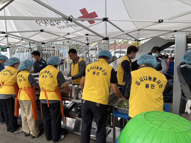 12일 포항시 남구 대도동 포항야구장 부지 내 무료급식소에서 ㈜융진 임직원들이 지역 어르신들에게 무료급식 봉사활동을 펼치고 있다. ㈜융진 제공.