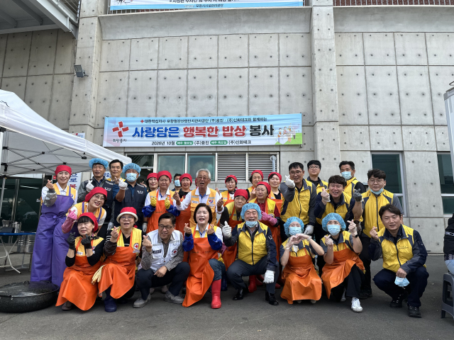 12일 포항시 남구 대도동 포항야구장 부지 내 무료급식소에서 ㈜융진 임직원들이 지역 어르신들에게 무료급식 봉사활동을 펼치고 있다. ㈜융진 제공.