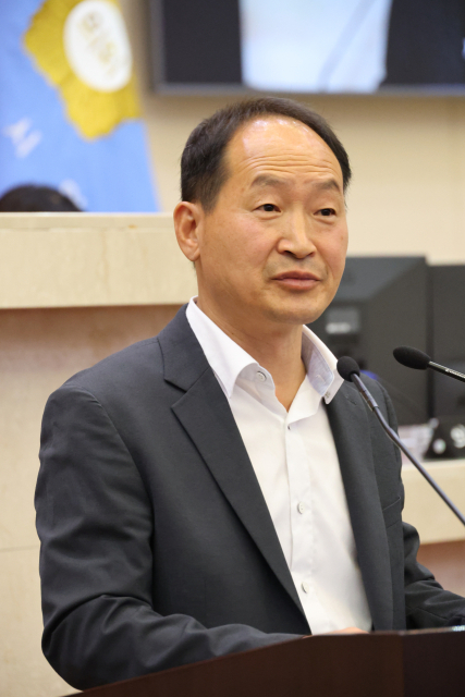 12일 오전 포항시의회에서 최광열 시의원이 5분 자유발언을 하고 있다. 포항시의회 제공.