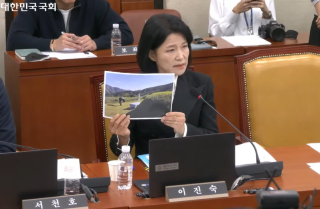 '패륜정치' 비판에 이진숙, 사진 꺼내며 