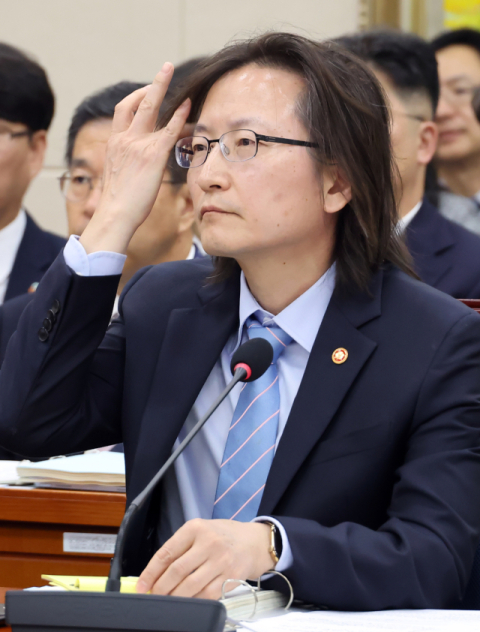 주병기 공정거래위원장이 12일 국회에서 열린 정무위원회 국정감사에서 잠시 생각에 잠겨 있다. 연합뉴스