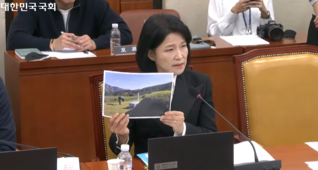 '패륜정치' 비판에 이진숙, 사진 꺼내며 