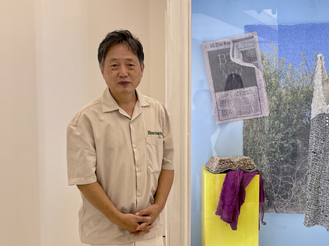 이지현 작가가 자신의 작품을 설명하고 있다. 이연정 기자