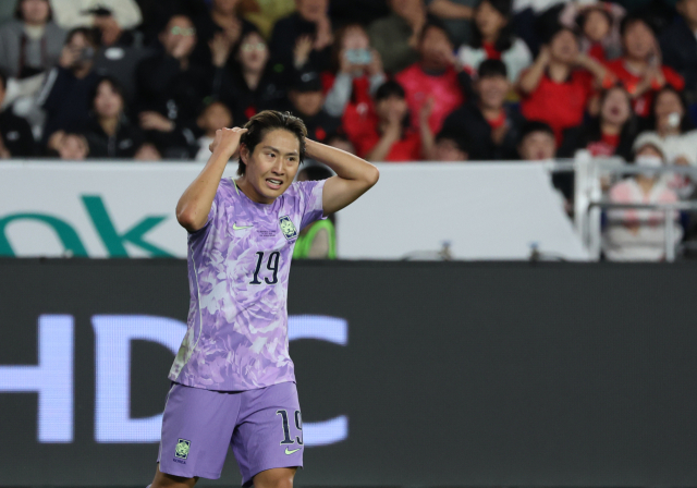 2일 울산 문수축구경기장에서 열린 대한민국과 베네수엘라의 축구 국가대표팀 평가전. 한국 이강인이 슛이 빗나가자 아쉬워하고 있다. 연합뉴스