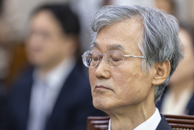 조희대 대법원장이 6일 국회 법제사법위원회에서 열린 대법원 등에 대한 국정감사에 출석해 인사말을 마친 뒤 의원들의 의사진행 발언과 설전이 계속되자 눈을 감은 채 생각에 잠겨 있다. 연합뉴스