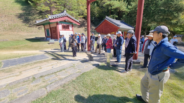 봉화군 청량산박물관은 지난 8일 박물관대학 수강생 28명이 참여한 가운데 강원 영월과 경북 영주 일대 주요 사적지를 탐방하는 현장 문화유산 답사를 진행했다. 봉화군 제공