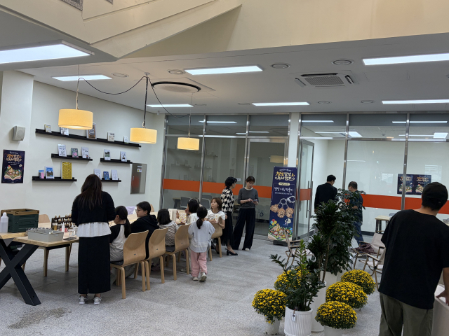 봉화군은 지난 11일 봉화어울림센터에서 책과 선율, 휴식을 결합한 야외 독서 축제 