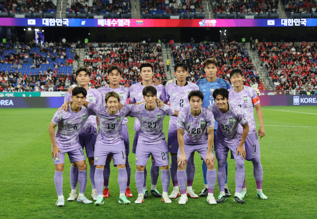 한국 축구대표팀 선수들이 지난 2일 울산 문수축구경기장에서 열린 베네수엘라와의 평가전 시작 전 기념 사진을 찍고 있다. 연합뉴스