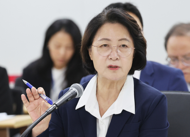 13일 경기도 수원시 영통구 경기도청에서 열린 국회 행정안전위원회의 경기도에 대한 국정감사에서 추미애 경기도지사가 위원 질의에 답변하고 있다. 연합뉴스