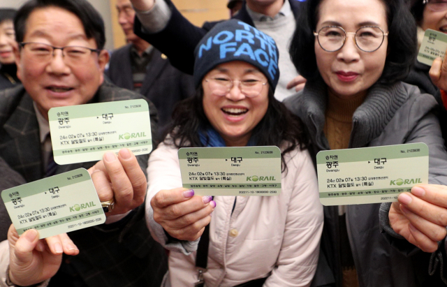2024년 2월 7일 옛 광주시 김대중컨벤션센터에서 열린 달빛철도특별법 국회통과 축하행사에서 시민들이 광주~대구 달빛철도 모의 승차권을 들고 기념촬영을 하고 있는 모습. 김영진 기자 kyjmaeil@imaeil.com