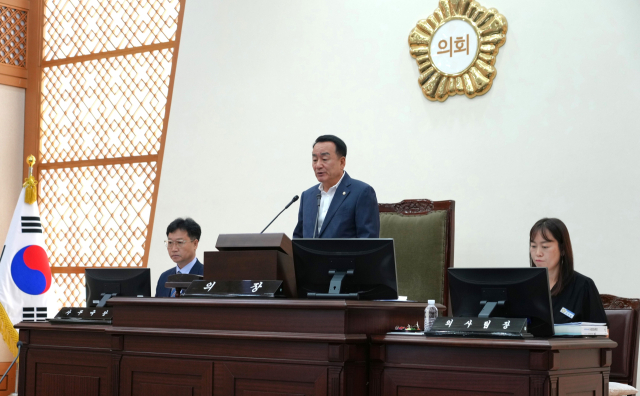 하기태(가운데) 영천시의회 의장이 본회의 회의를 주재하고 있다. 영천시의회 제공