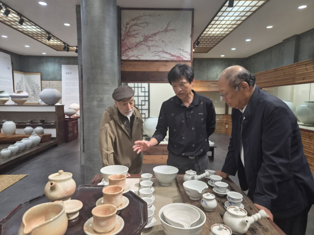 조선요 김영식 경북 무형문화재 사기장(사진 중앙)이 나카자토 다카시 선생(왼쪽)에게 한국 도자기에 대해 설명을 하고 있다. 전병용 기자