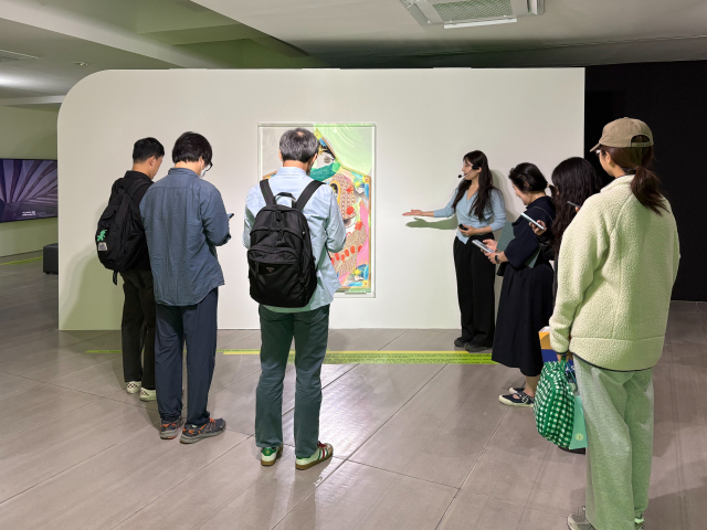 경북대학교 미술관에서 관람객들이 인공지능(AI) 기반 다국어 전시 해설 서비스를 이용하고 있는 모습. 경북대 제공
