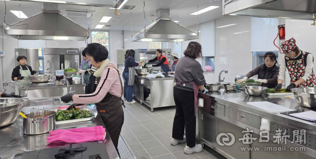 김치 만들기 교육에서 교육생들이 채소에 양념을 묻히며 실습하고 있다. 올해 