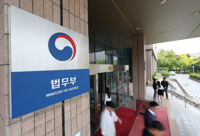 경기 과천시 과천정부청사에 위치한 법무부에서 직원들이 이동하고 있다. 연합뉴스