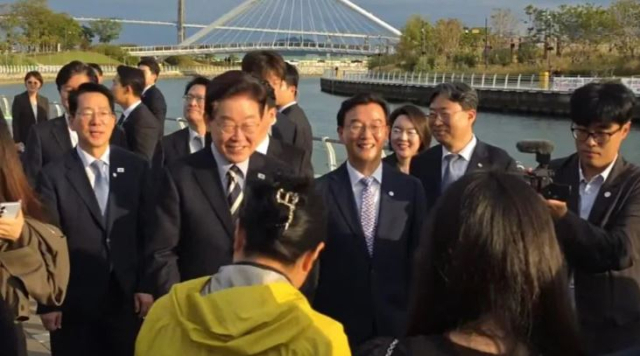 13일 부산 북항 친수공원을 찾은 이재명 대통령(가운데 왼쪽)과 전재수 부산시장(가운데 오른쪽). 온라인 커뮤니티 캡처