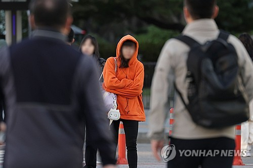 전국적으로 아침 기온이 크게 떨어진 14일 서울 광화문광장에서 시민들이 발걸음을 재촉하고 있다. 연합뉴스