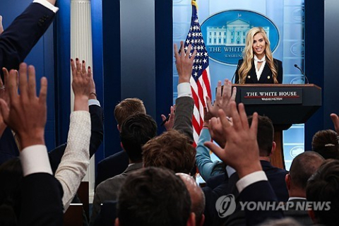 재커라이어 백악관 대변인, 첫 브리핑서 
