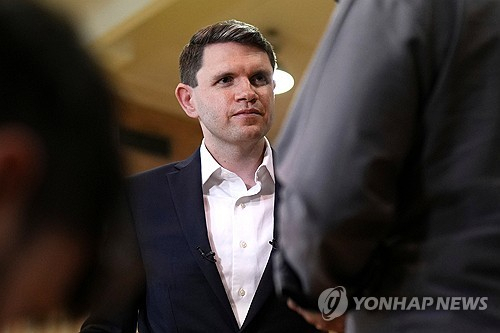 텍사스주 연방 상원의원 선거 민주당 후보인 제임스 탈라리코 텍사스주 하원의원이 유세 현장에서 지지자들과 대화하고 있다. 연합뉴스