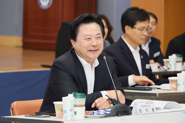 강기윤 창원특례시장이 취임 100일 기자간담회에 답변을 하고 있다.