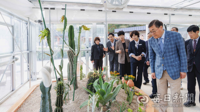 합천 기억채움농장 개장식에서 김윤철 군수를 비롯한 참석자들이 농장 온실 내부를 둘러보고 있다. 합천군 제공