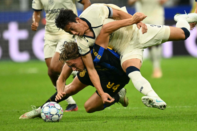 브뤼헤의 이한범이 14일 이탈리아 밀라노에서 열린 UCL 리그 페이즈 2차전 도중 인테르 밀란의 피오 에스포지토와 공 다툼을 벌이고 있다. AFP 연합뉴스