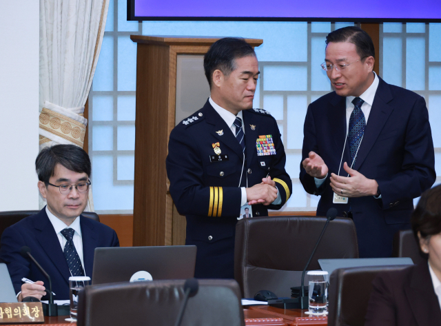 김종철 경찰청장 직무대행(가운데)과 이정현 공소청장 직무대행이 지난 13일 이재명 대통령 주재로 청와대에서 열린 국무회의 시작 전 대화하고 있다. 왼쪽은 전종민 공소청장 직무대행. 연합뉴스