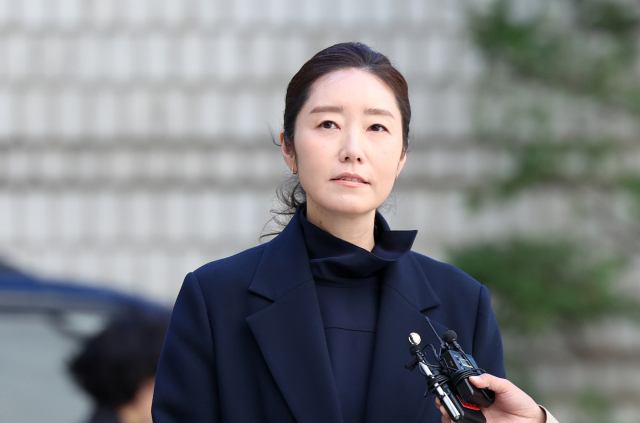 공천 헌금 1억원을 수수한 혐의로 기소된 무소속 강선우 의원이 14일 서울 서초구 서울중앙지방법원에서 열린 1심 선고 공판에 출석하며 취재진의 질문에 답변하고 있다. 연합뉴스