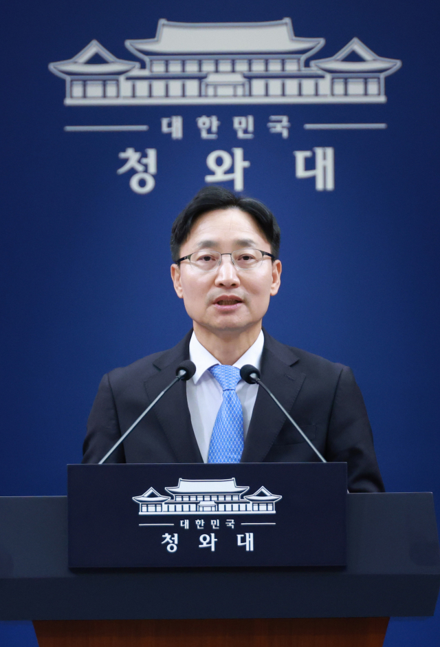 신임 대통령 비서실장으로 임명된 임광현 국세청장이 14일 청와대 기자회견장에서 전임자인 강훈식 비서실장 소개로 인사말을 하고 있다. 연합뉴스