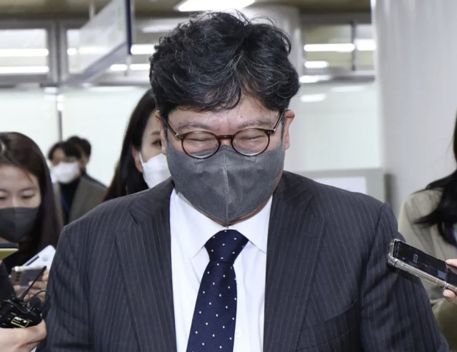 대통령 선거에서 허위 사실을 발언했다는 이유로 기소(공직선거법위반)된 2022년 10월 18일 당시 이재명 더불어민주당 대표의 1회 공판준비기일이 열린 서울중앙지법에서 이재명 대표 측 변호인인 이승엽 변호사가 공판을 마치고 법원을 나서고 있다. 연합뉴스