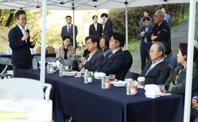 이철우 경북도지사가 공개한 사진에서 이명박 전 대통령(오른쪽 앞줄 두 번째)이 지난 13일 경북 상주시 낙동강 상주보를 방문해 이 지사의 설명을 듣고 있다. 이철우 경북도지사 SNS 제공