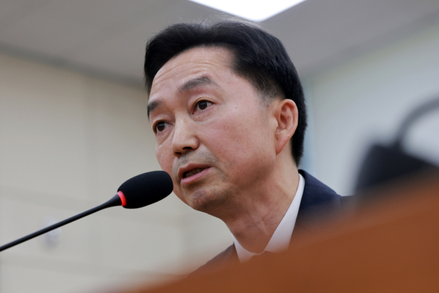 김지용 초대 중대범죄수사청장 후보자가 14일 국회 행정안전위원회에서 열린 인사청문회에서 행안위원 질의에 답하고 있다. 연합뉴스