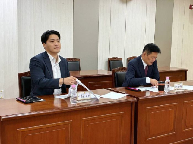 부산시의회에서 열린 인구감소지역 재지정 대응 간담회에서 이준호 부산시의원과 강재호 금정구의원이 지역 현안을 논의하고 있다. [사진=부산언론협회]