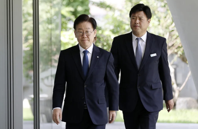 2019년 당시 이재명 경기도지사와 김용 경기도 대변인. 경기도 제공