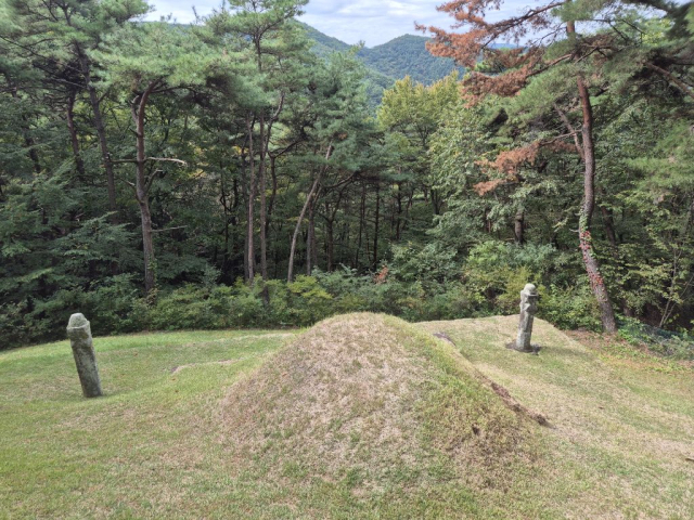 삼성그룹 창업주 이병철 회장의 증조부 묘소를 뒤에서 본 모습