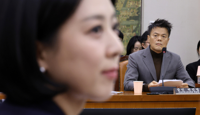 7일 국회 문화체육관광위원회에서 열린 문화체육관광부에 대한 국정감사에서 증인으로 출석한 박진영 대중문화교류위원회 공동위원장이 국민의힘 배현진 의원으로부터 패노메논 기획 관련 질의를 받고 있다. 연합뉴스