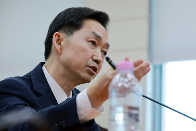 김지용 초대 중대범죄수사청장 후보자가 14일 국회 행정안전위원회에서 열린 인사청문회에서 행안위원 질의에 답하고 있다. 연합뉴스