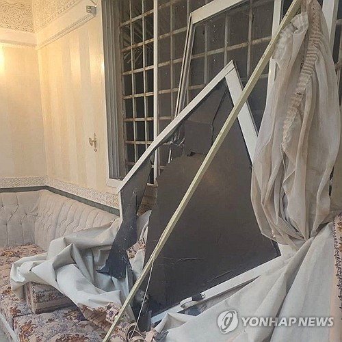 사우디아라비아 수도 리야드의 한 주택 내부가 순항미사일 요격 과정에서 발생한 낙하 파편으로 파손돼 있다. 연합뉴스