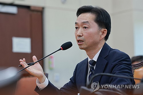 14일 국회 행정안전위원회에서 열린 인사청문회에 출석한 김지용 초대 중대범죄수사청장 후보자가 의원 질의에 답변하고 있다. 연합뉴스