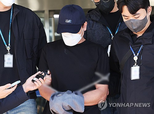 생후 2개월 된 딸을 폭행해 숨지게 한 40대 친부 A씨가 14일 오전 구속 전 피의자 심문을 받기 위해 경기 용인시 용인동부경찰서에서 나오고 있다. 연합뉴스