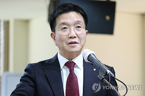 박성혁 한국관광공사 사장이 14일 국회 문화체육관광위원회 국정감사에 출석해 의원들의 질의를 듣고 있다. 연합뉴스