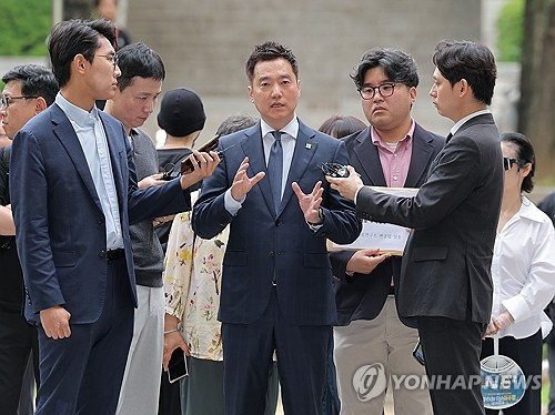 가로세로연구소 김세의 대표가 서울 서초구 서울중앙지방법원에서 열린 구속 전 피의자 심문에 출석하고 있다. 연합뉴스