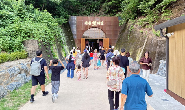 안동시는 월영열차와 와룡빛터널을 콘텐츠 개발과 편의시설 확충으로 체류형 관광명소로 육성한다. 사진은 와룡빛터널 입구. 안동시 제공